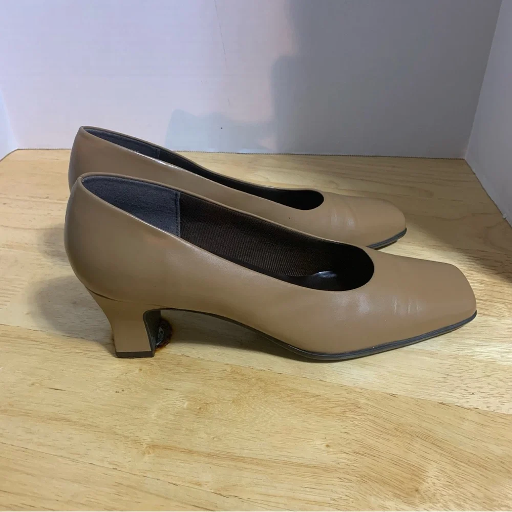 Life Stride Women's Erica Beige Heels/Comfort Footbed Size 8.5M Made‎ In Brazil